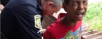 Mãe combina ‘prisão falsa’ com policiais para ensinar filho mal educado a se comportar