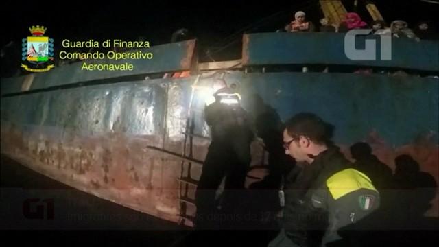 Itália resgata quase 100 imigrantes que passaram 12 dias no mar Embarcação estava à deriva há dois d