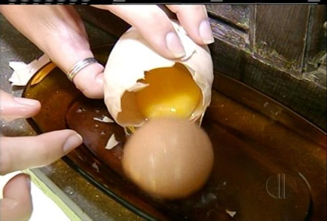 Galinha põe ovos gigantes com outro dentro e especialista explica fenômeno