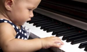 Os efeitos de tocar instrumentos musicais ainda quando  criança estimulam o cérebro até a idade adul