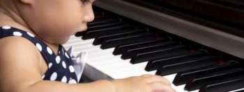 Os efeitos de tocar instrumentos musicais ainda quando  criança estimulam o cérebro até a idade adul
