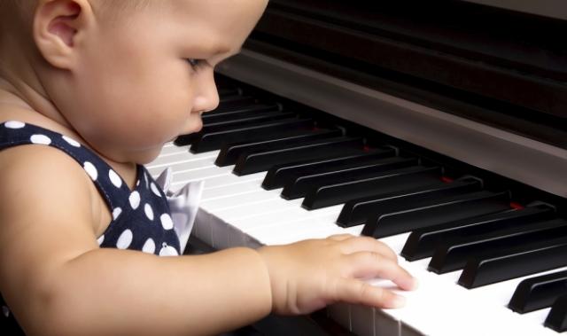 Os efeitos de tocar instrumentos musicais ainda quando  criança estimulam o cérebro até a idade adul