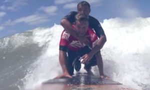 Surfista é eliminado de competição para realizar sonho de paraplégico Surfista é eliminado de competição para realizar sonho de paraplégico