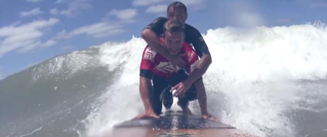 Surfista é eliminado de competição para realizar sonho de paraplégico
