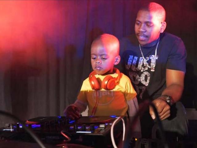 Criança de três anos faz sucesso como DJ na África do Sul