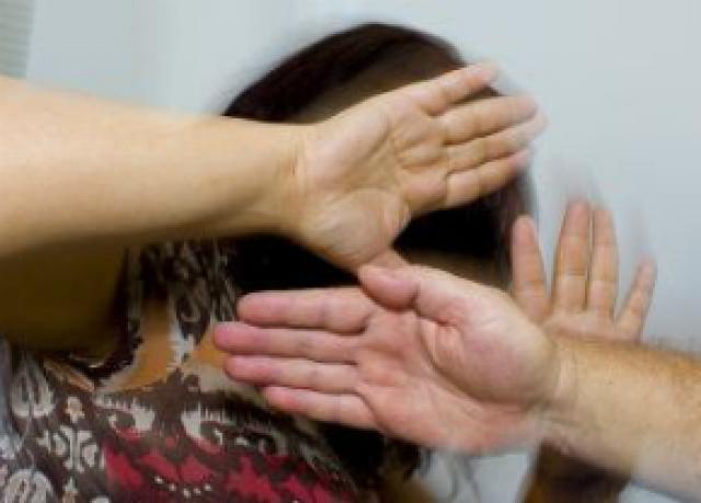 Mulher é condenada por marido se machucar enquato a espancava