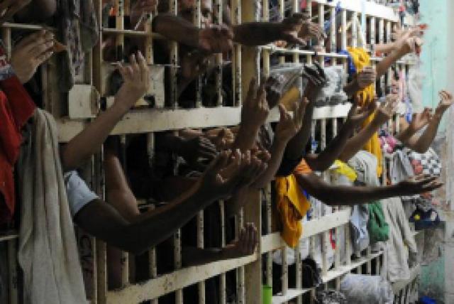 População carcerária do Brasil cresceu 74% em sete anos