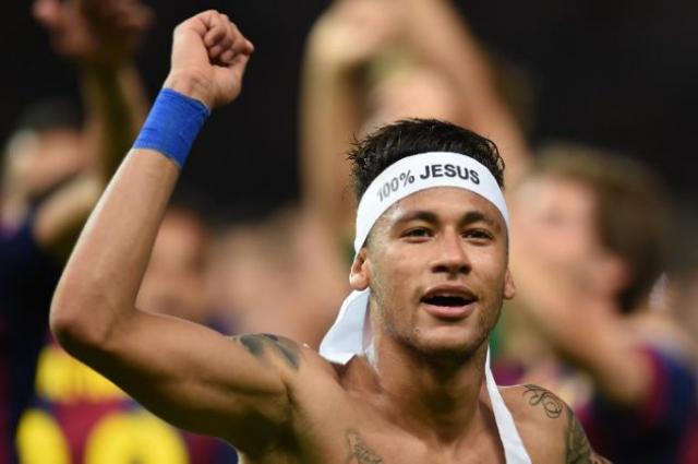 Faixa ‘100% Jesus” de Neymar causa polêmica na França, aponta jornal