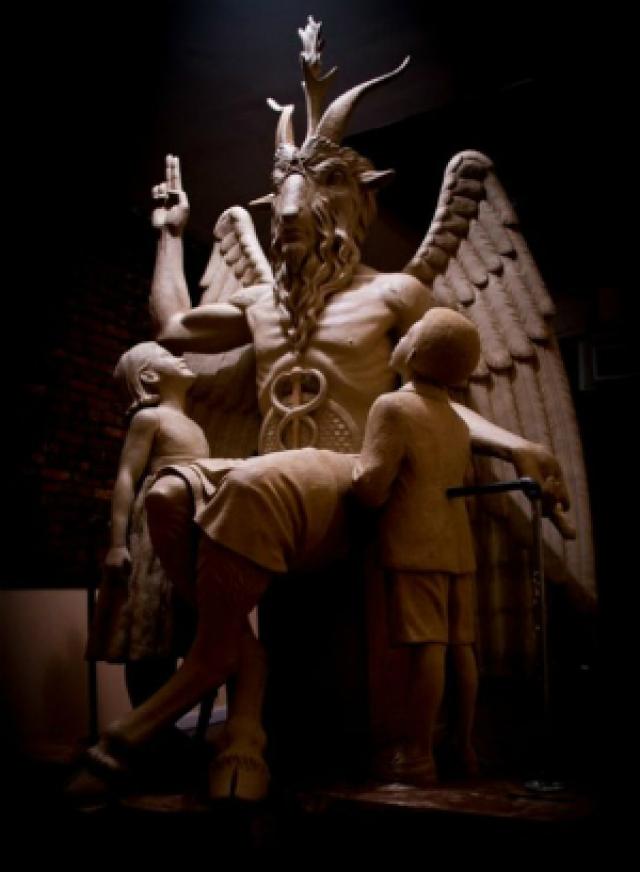 Polêmica estátua de Satã é inaugurada nos EUA