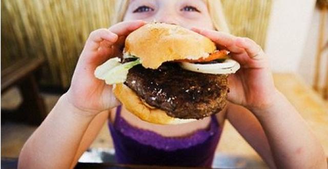 Estudo conclui que comidas gordurosas reduzem a velocidade do cérebro