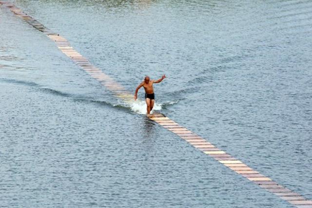Monge bate próprio recorde mundial ao correr 125 metros sobre a água