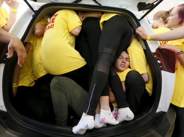 Por recorde, 40 estudantes se amontoam dentro de carro na Rússia