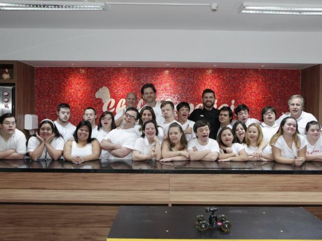 Chefs Especiais foca em inclusão de jovens com Síndrome de Down por meio da gastronomia