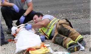 Veja como bombeiro acalmou criança acidentada