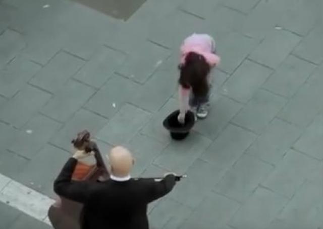 Menina dá moeda a músico e tem grande surpresa
