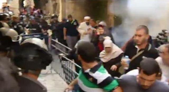 Em Jerusalém registaram-se confrontos entre a polícia israelita e jovens palestinianos.