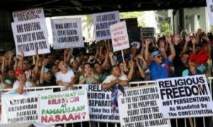 Cristãos protestam contra interferência do governo na igreja e fecham rodovia nas Filipinas