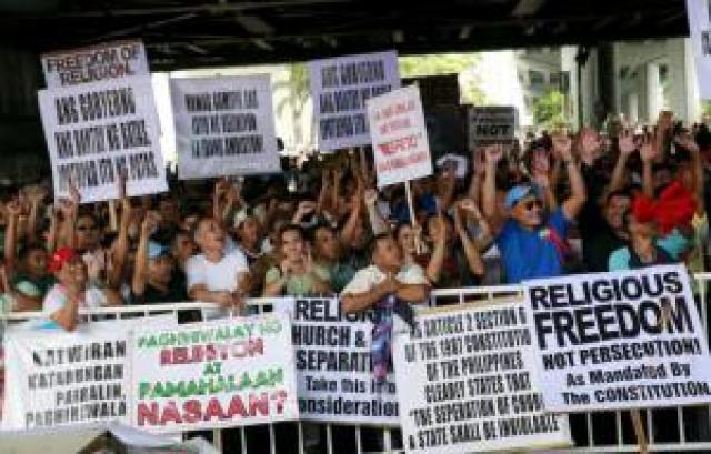 Cristãos protestam contra interferência do governo na igreja e fecham rodovia nas Filipinas
