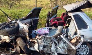 Acidente em rodovia destrói carro e criança de dois anos sobrevive Acidente em rodovia destrói carro e criança de dois anos sobrevive