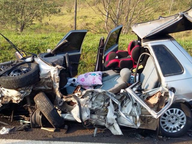Acidente em rodovia destrói carro e criança de dois anos sobrevive