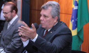 Presidente da bancada da bala anuncia projeto que dá porte de armas a deputados Presidente da bancada da bala anuncia projeto que dá porte de armas a deputados
