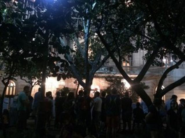 Fãs se aglomeram na porta de hotel no Rio à espera de ídolos do rock