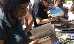 Ação apresenta maneiras de comprar livro sem dinheiro, em Goiânia