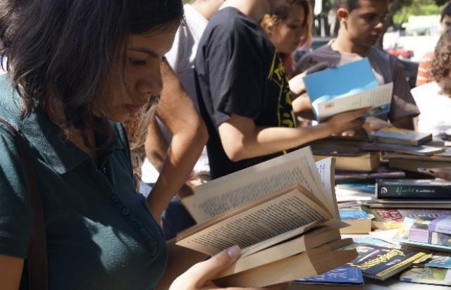 Ação apresenta maneiras de comprar livro sem dinheiro, em Goiânia