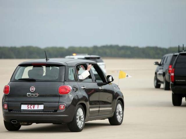 Após visitar Cuba, Papa Francisco chega aos Estados Unidos