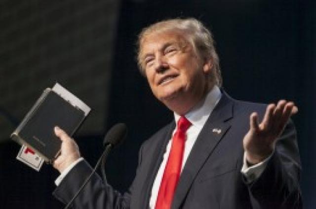 Donald Trump diz querer ser eleito presidente para cuidar dos Cristãos