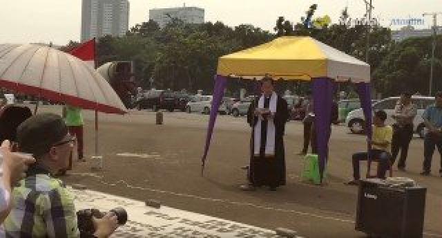 Igreja faz cultos na frente da casa do presidente após ter templo fechado