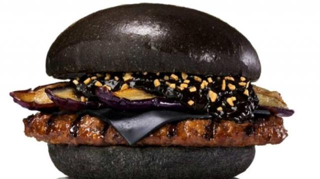 Sucesso no Japão, hambúrguer preto do BK chega ao Brasil