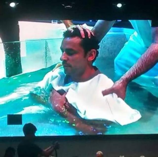 Após gol e vitória no final de semana, atacante Fred é batizado em Igreja Evangélica, no Rio.