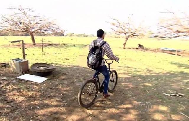 Adolescente enfrenta 6h diárias de viagem para estudar em Acreúna, GO