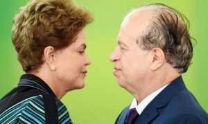 Para abrigar Mercadante, Dilma demite ministro da Educação