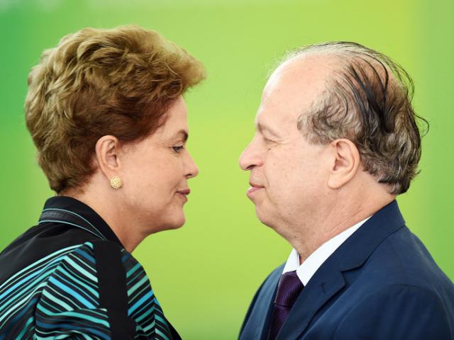 Para abrigar Mercadante, Dilma demite ministro da Educação