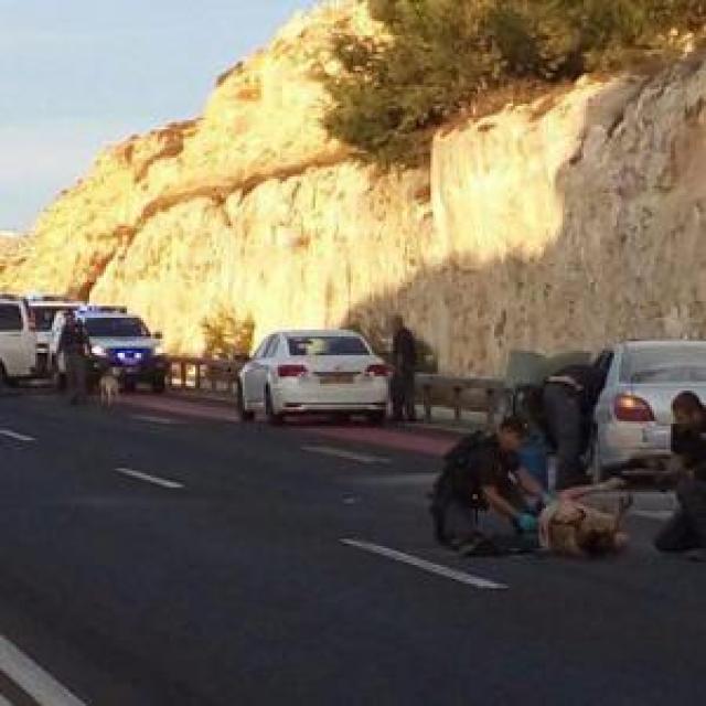 MULHER PALESTINA TERRORISTA ACIONOU BOMBA E FERIU POLICIAL ISRAELENSE
