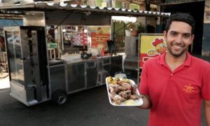 Como jovem desempregado virou ‘rei do frango assado’