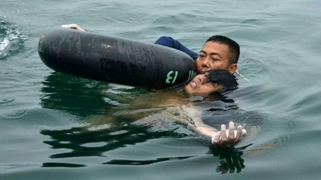 Homem sobrevive a queda de helicóptero e passa 2 dias boiando em lago até ser resgatado