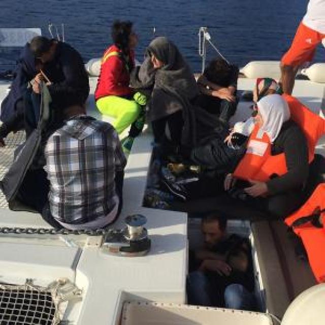 GRUPO DE ISRAELENSES RESGATA REFUGIADOS DO MAR MEDITERRÂNEO