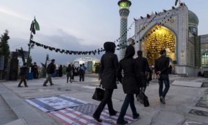 Bandeiras dos EUA e Israel viram ‘tapete’ em frente a mesquita no Irã