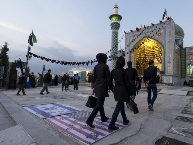 Bandeiras dos EUA e Israel viram ‘tapete’ em frente a mesquita no Irã