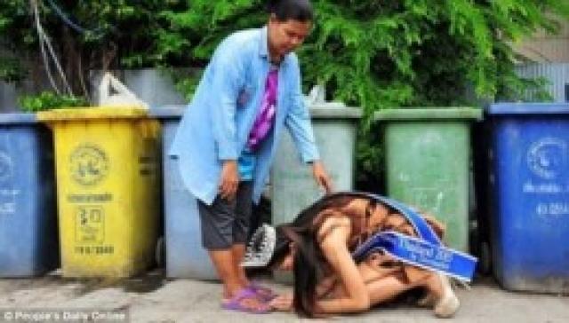 Gratidão, Miss Tailândia se ajoelha aos pés de sua mãe, uma catadora de lixo!