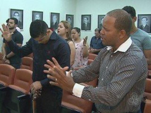 Jovem pede na Justiça fim de cultos na assembleia do AC