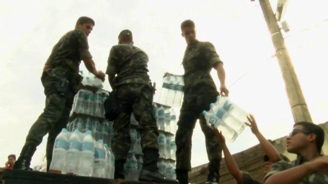 Moradores de Governador Valadares ficam até 2h na fila para obter água