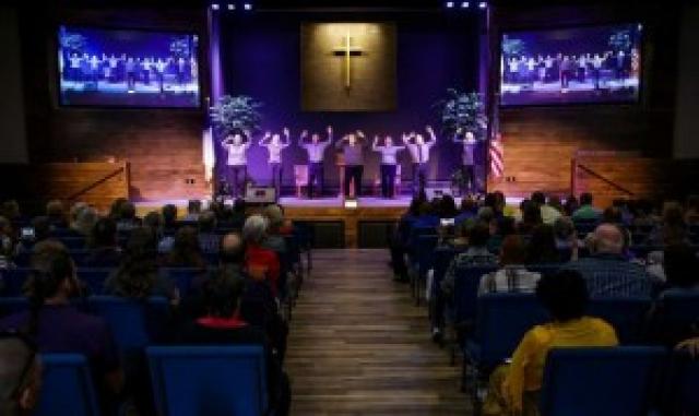 Igreja investe em sistema que permite surdos sentirem os louvores