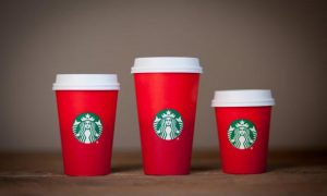 Copo natalino do Starbucks gera revolta em alguns cristãos