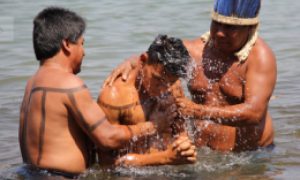 Índios aceitam as Boas Novas do Evangelho e descem as águas do batismo