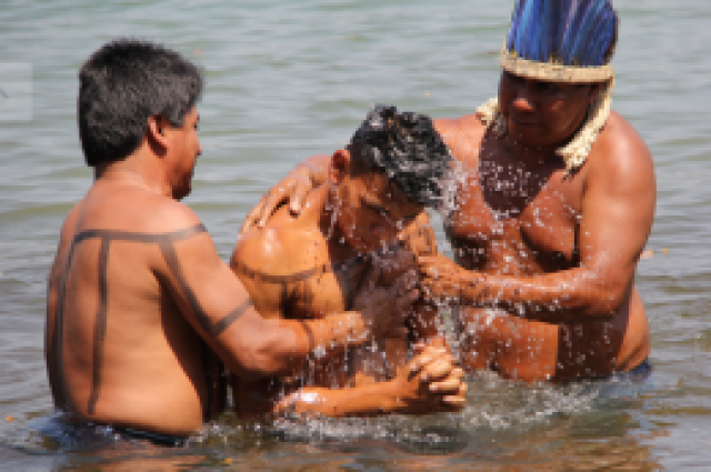 Índios aceitam as Boas Novas do Evangelho e descem as águas do batismo