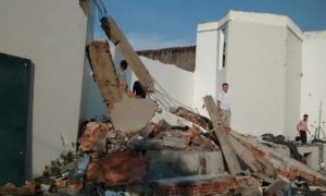 Tornado destrói templo, mas fieis louvam nos escombros